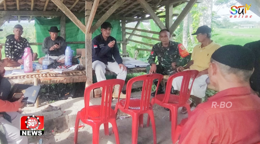 Babinsa Desa Gunungguruh Koramil 09/Cisaat Gelar Komsos Bersama Kelompok Tani