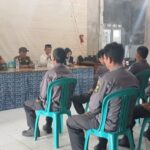 Dalam Rapat Pembinaan, Babinsa Desa Cisaat Berikan Materi Kedisiplinan dan Respon Cepat kepada Anggota Linmas