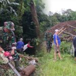 Babinsa Desa Sukamaju Koramil 09/Cisaat Bantu Evakuasi Rumah Warga yang Tertimpa Pohon di Kadudampit Babinsa Desa Sukamaju Koramil 09/Cisaat Bantu Evakuasi Rumah Warga yang Tertimpa Pohon di Kadudampit