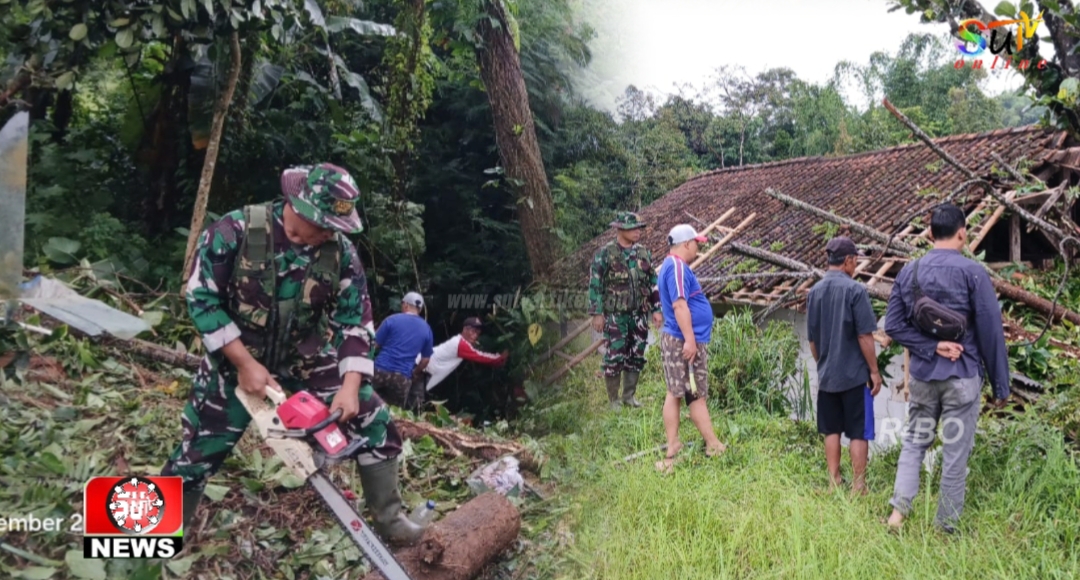 Babinsa Desa Sukamaju Koramil 09/Cisaat Bantu Evakuasi Rumah Warga yang Tertimpa Pohon di Kadudampit
