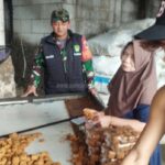 Sambangi Pelaku UMKM Pembuatan Tahu, Babinsa Desa Sukaresmi Koramil 09/Cisaat, himbau Jaga Kebersihan Lingkungan