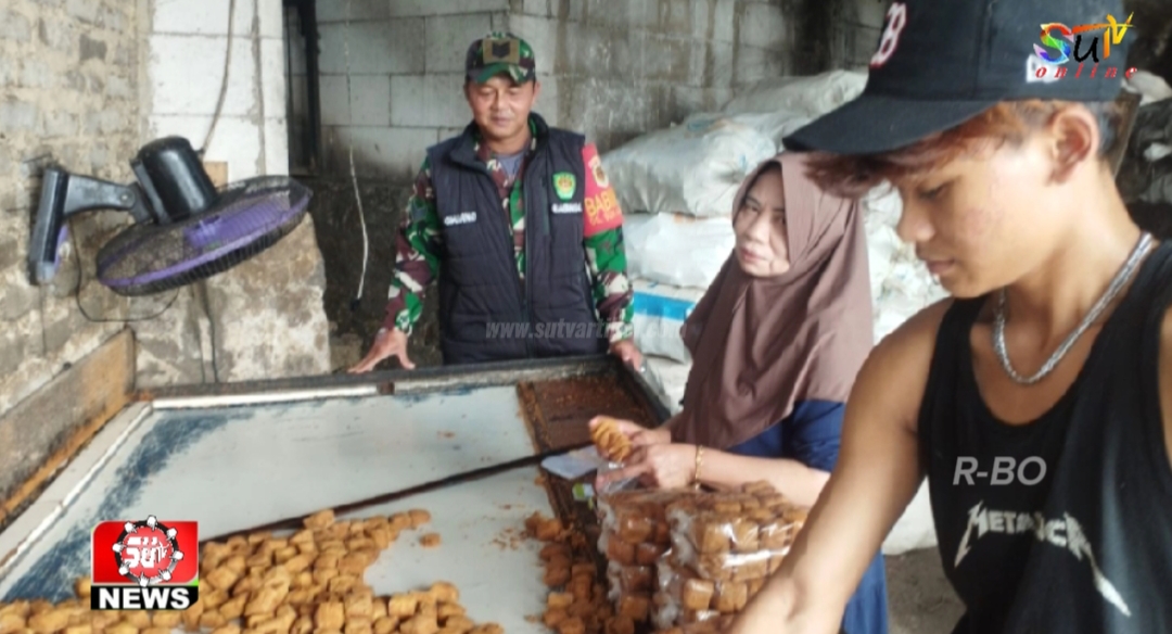 Sambangi Pelaku UMKM Pembuatan Tahu, Babinsa Desa Sukaresmi Koramil 09/Cisaat, himbau Jaga Kebersihan Lingkungan