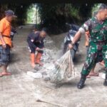 Babinsa Sukamanis Koramil 09/Cisaat Bersama Warga Perbaiki Gili-Gili Jalan Desa