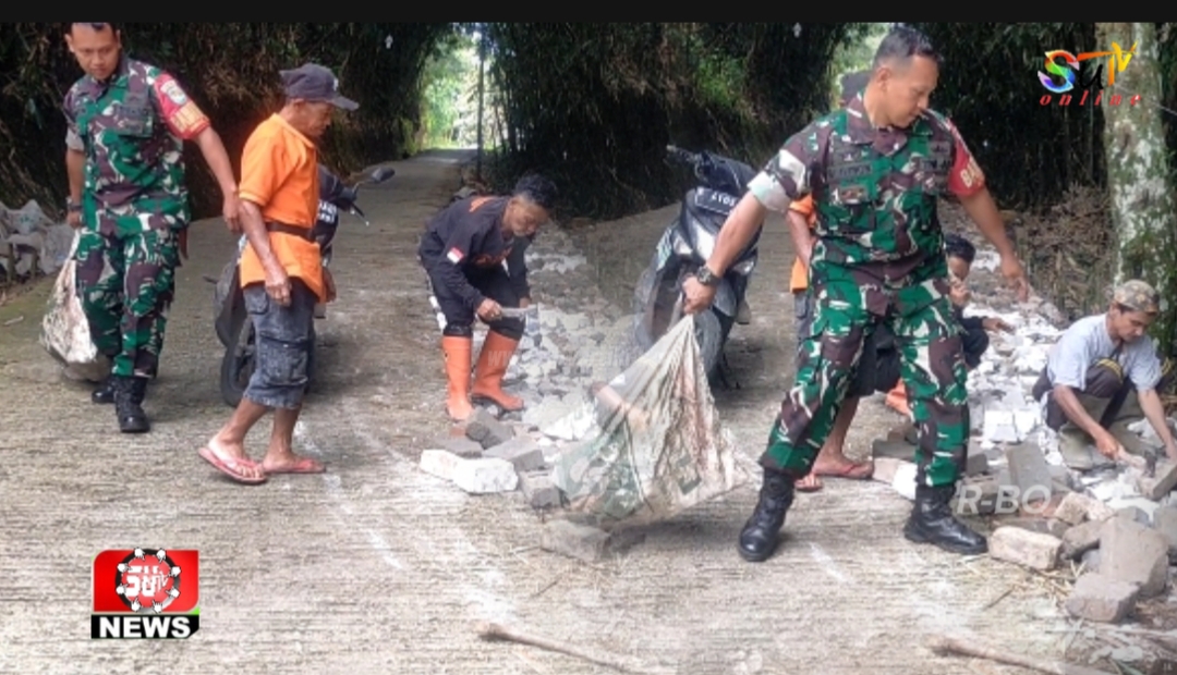 Babinsa Sukamanis Koramil 09/Cisaat Bersama Warga Perbaiki Gili-Gili Jalan Desa
