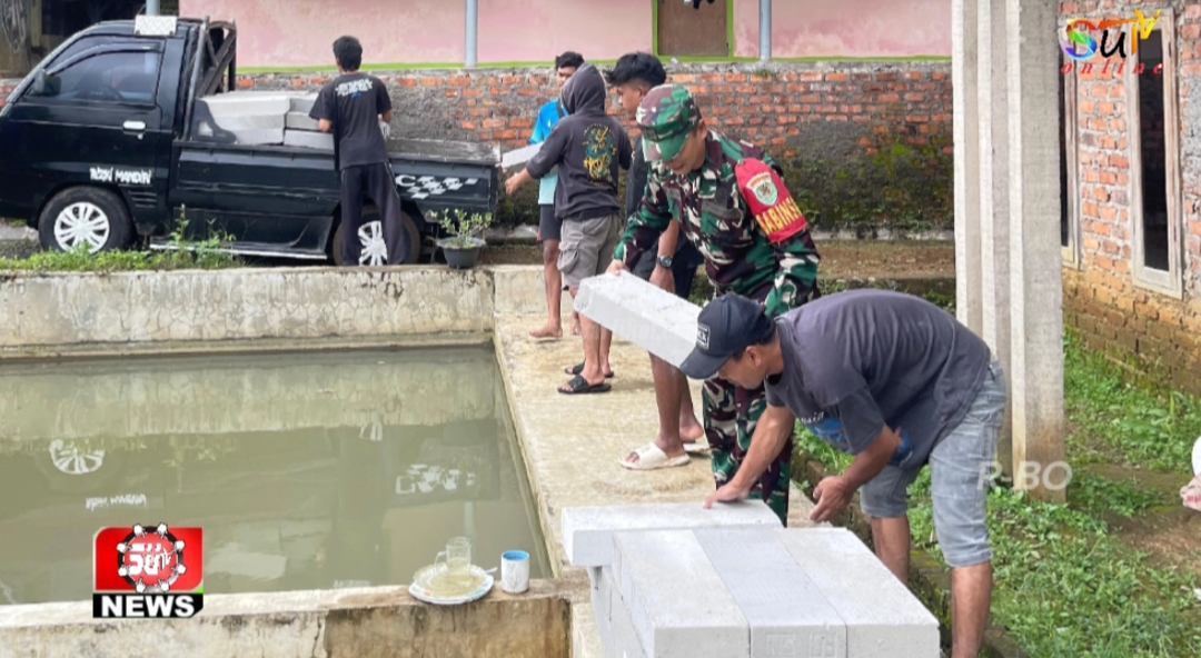Babinsa Desa Muaradua Koramil 09/Cisaat Karya Bakti Angkat Bata Hebel Bersama Warga Binaan