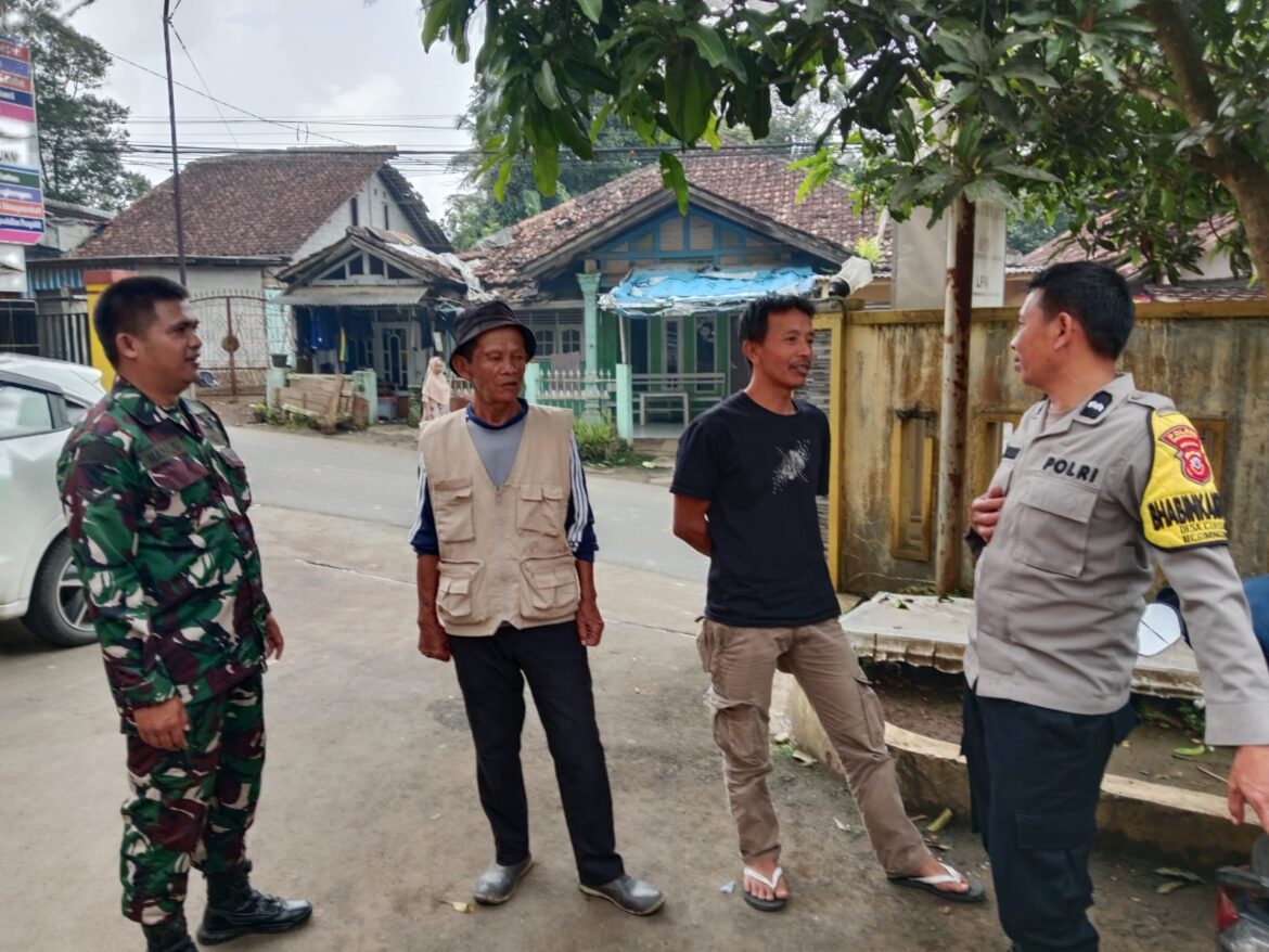 Komsos Dengan Warga, Babinsa Desa Cibolang Koramil 09/Cisaat juga Rutin Pantau Wilayah Binaan