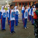 Bentuk Karakter dan Disiplin Sejak Dini, Babinsa Manakalaya Berikan Pelatihan PBB Bagi Siswa SMAN 1 Cisaat