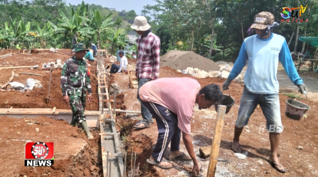 Babinsa Desa Kebonmanggu Koramil 09/Cisaat Kawal Pembangunan Koperasi Desa Merah Putih