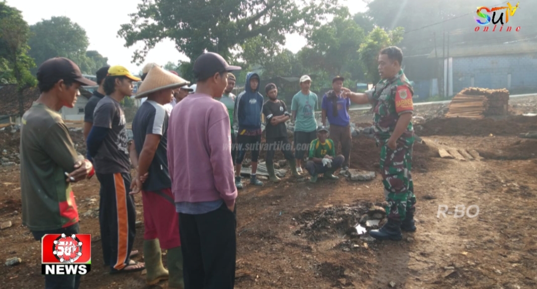 Babinsa Desa Sirnaresmi Kawal Pembangunan Koperasi Desa Merah Putih