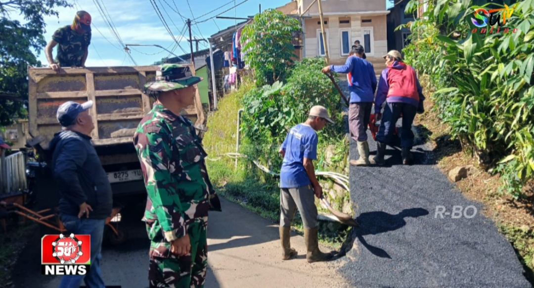 Babinsa Desa Sukamaju Monitoring Pengaspalan Jalan Gang Kampung Sangiang