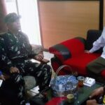 Tingkatkan Kerja Sama Yang Baik, Babinsa Desa Sukasari Komsos bersama kades dan Perangkat Desa