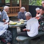 Babinsa Desa Cibatu Koramil 09/Cisaat Komsos Dengan Tomas dan Toga Babinsa Desa Cibatu Koramil 09/Cisaat Komsos Dengan Tomas dan Toga