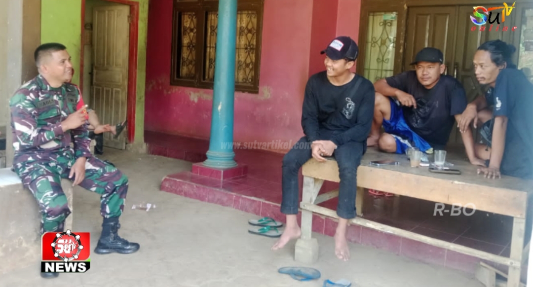 Tingkatkan Keamanan Pasca Perayaan Tahun Baru 2026, Babinsa Cibolang Koramil 09/Cisaat Komsos Dengan Pemuda Desa