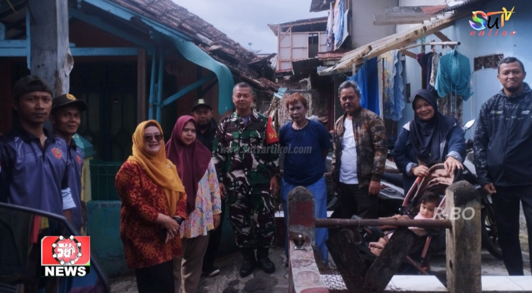 Melalui Komsos Dengan Warga Dan Ibu PKK Babinsa Sukaresmi Himbau Tetap Waspada di musim Hujan