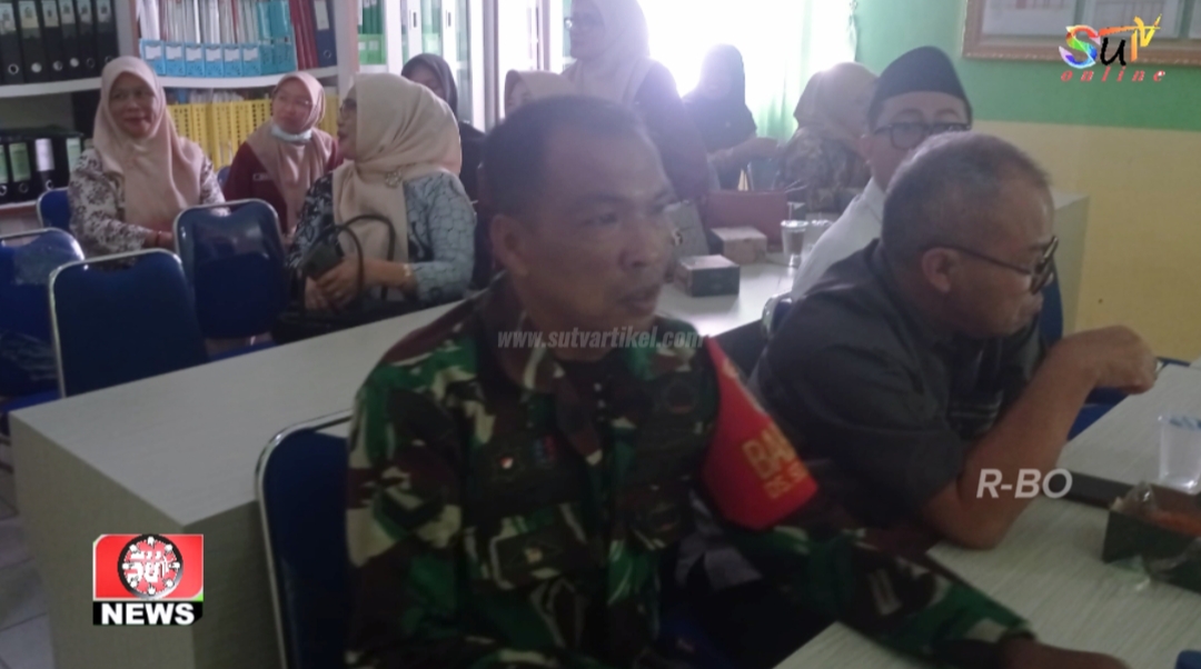 Babinsa Desa Selajambe Jalin Komsos dengan Warga untuk Tingkatkan Kamtibmas dan Kewaspadaan di Musim Hujan
