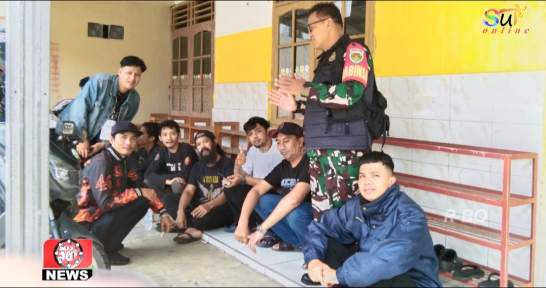 Jaga Stabilitas Keamanan, Babinsa Desa Cibatu Koramil 09/Cisaat Komsos Dengan Pemuda Desa