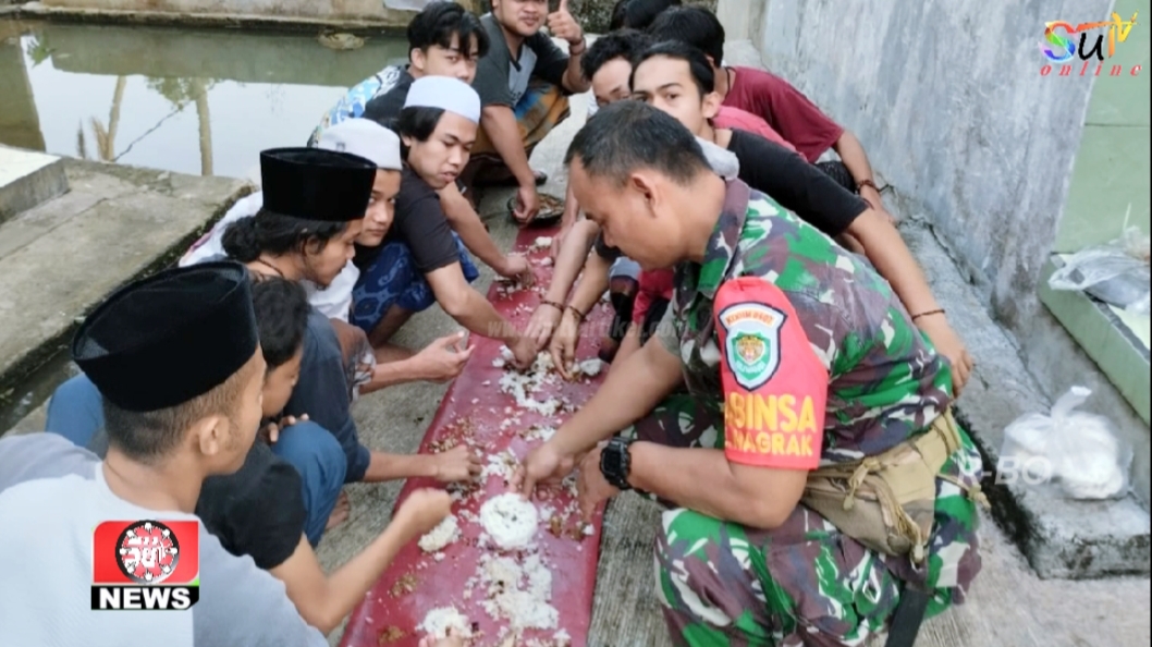 Babinsa Nagrak Koramil 09/Cisaat Bersama Warga Komsos Sambil Menikmati Makan Siang
