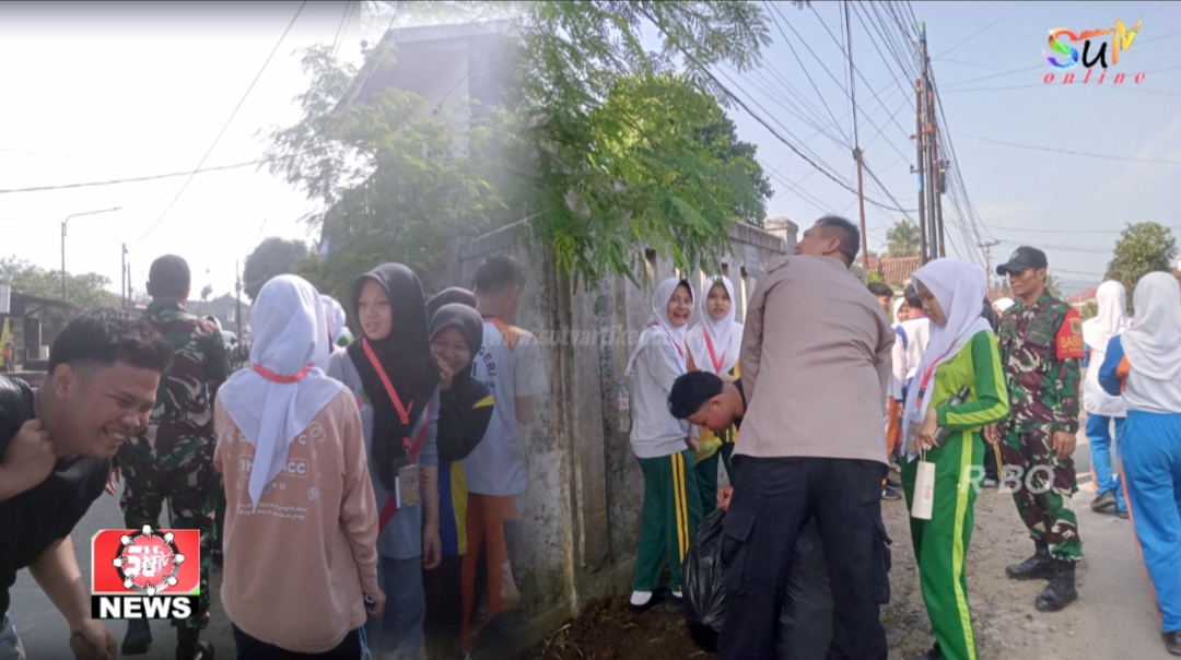 Tanamkan Kebersihan Sejak Dini, Babinsa Mangkalaya Ajak Siswa SMAN 1 Cisaat Bersihkan Lingkungan Sekolah