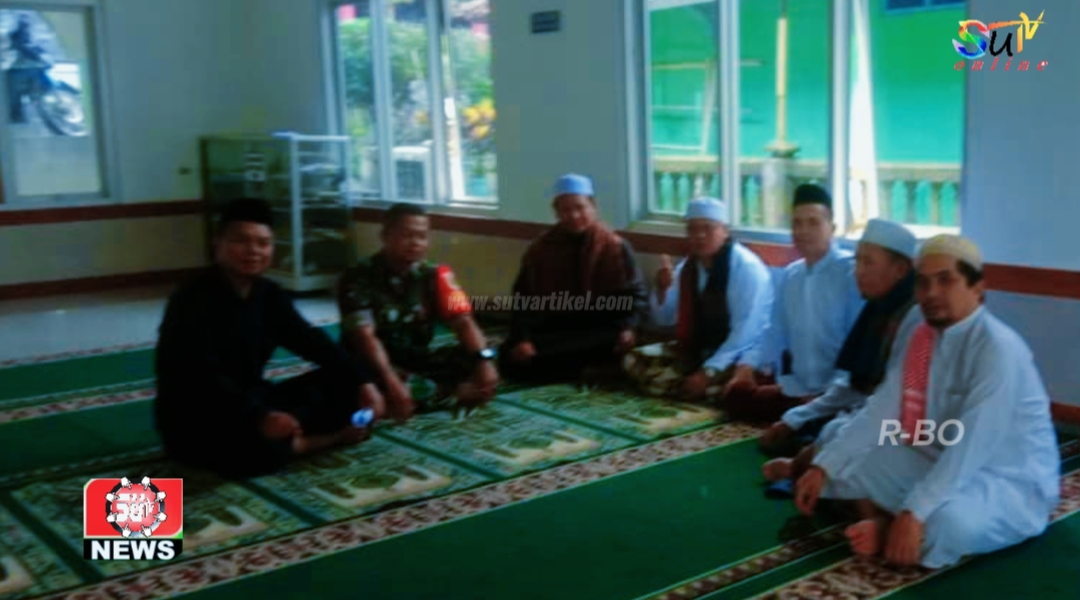 Usai Laksanakan Sholat Tarawih, Babinsa Sukaresmi Koramil 09/Cisaat Komsos Dengan Tokoh Agama