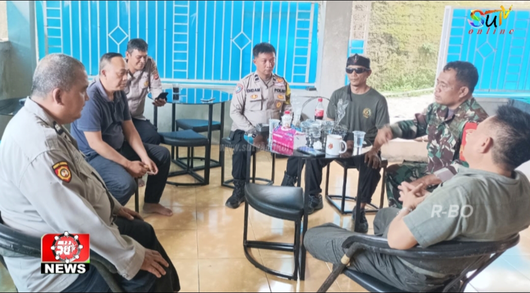Babinsa Sirnaresmi menyelesaikan permasalahan desa melalui sinergitas dengan Kades dan Anggota Polsek