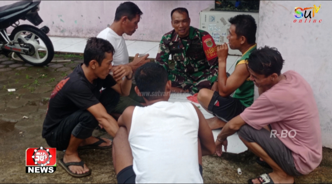 Rutin Pantau Wilayah Binaan, Babinsa Desa Selajambe Komsos Dengan Warga
