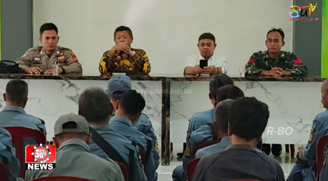 Babinsa Cikujang Koramil 0607-09/Cisaat Dampingi Pembagian Insentif bagi Linmas Desa Cikujang