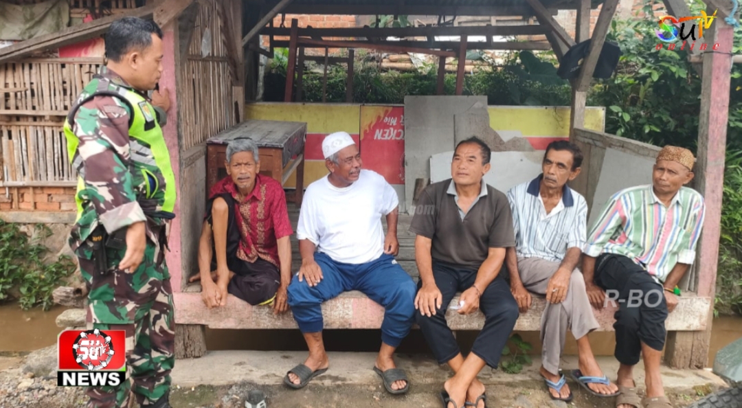 Jaga Situasi dalam Keadaan Aman, Babinsa Desa Sirnaresmi Koramil 0607/Cisaat Komsos dengan Warga