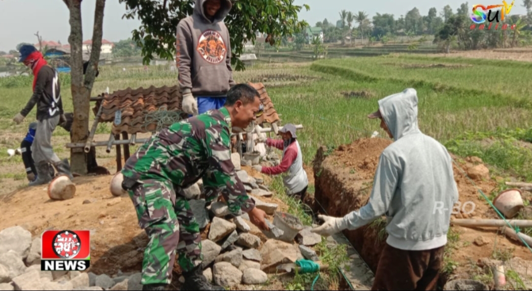 Tanggul Irigasi Jebol Reaksi Cepat Babinsa Gunungjaya Koramil 09/Cisaat Turun Ke Lokasi