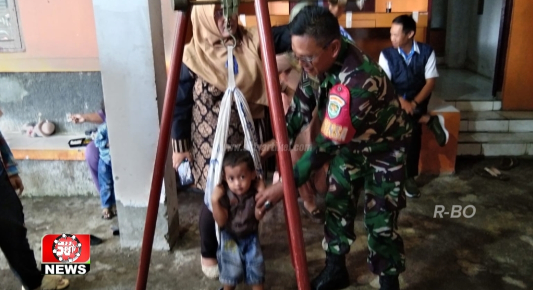 Babinsa Dibatu Koramil 09/Cisaat Dampingi Giat Posyandu Balita, Ibu Hamil dan Stunting