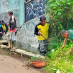 Kerja Bakti Bersihkan bahu Jalan, Babinsa Sukamaju Koramil 0607-09/Cisaat Jadi Motifator Dan Penggerak Bagi Masyarakat Untuk Peduli Lingkungan