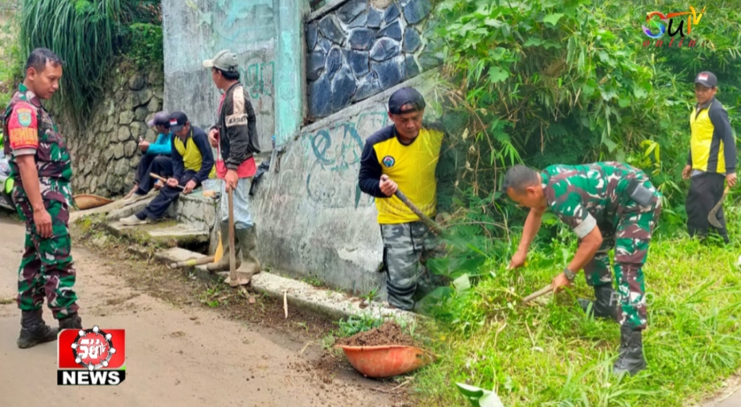 Kerja Bakti Bersihkan bahu Jalan, Babinsa Sukamaju Koramil 0607-09/Cisaat Jadi Motifator Dan Penggerak Bagi Masyarakat Untuk Peduli Lingkungan