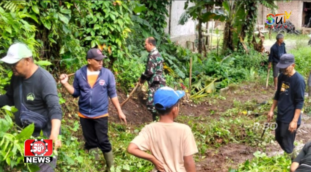 Babinsa Kebonmanggu Koramil 09/Cisaat Bersama Warga Gotong Royong Bersihkan Lingkungan