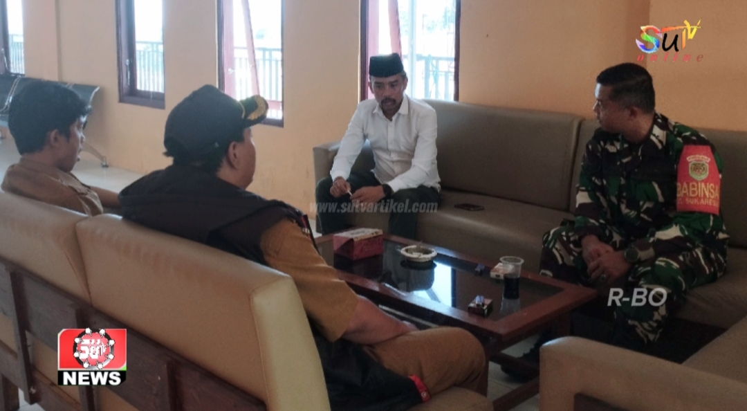 Babinsa Sukaresmi Koramil 09/Cisaat  lakukan Puldatater dan komsos dengan Kepala Desa