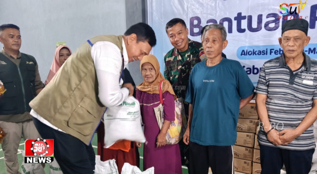 Babinsa Cisaat Koramil 09/Cisaat Monitoring Kunjungan Dirut Bulog dalam Penyaluran Bansos Beras