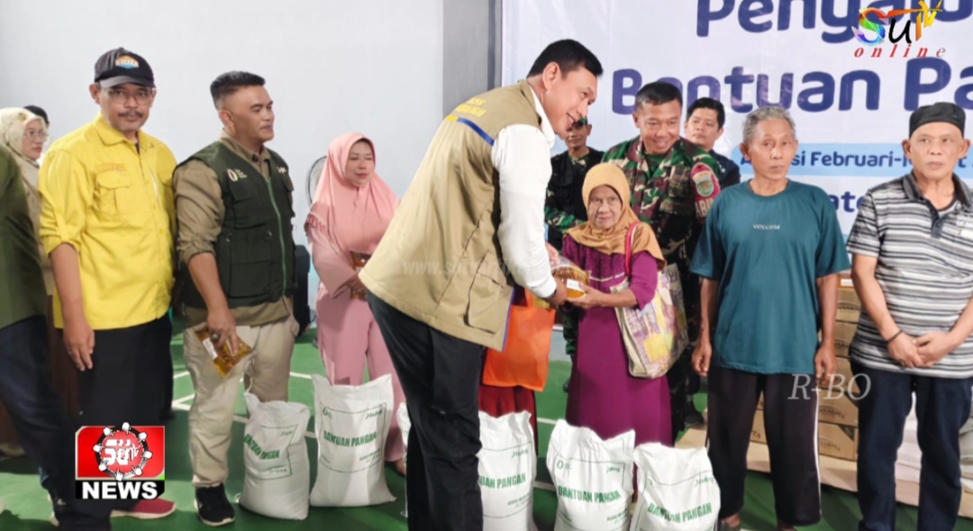 Dirut Bulog Kunjungi Desa Cisaat dalam Penyaluran Bansos Beras ke 547 KPM Desa Cisaat