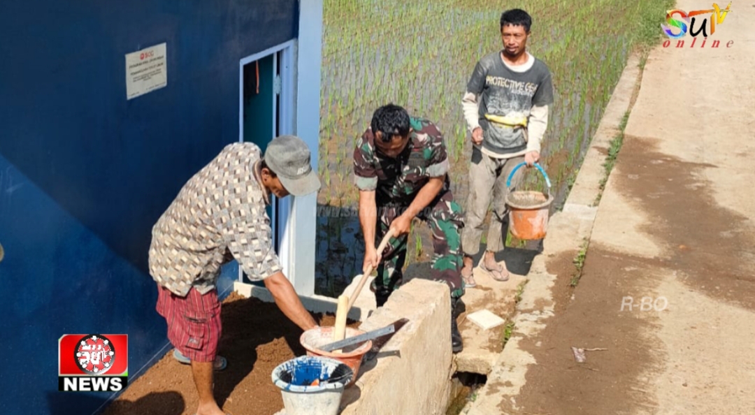Babinsa Desa Sirnaresmi Koramil 09/Cisaat Lakukan Karya Bakti Pembangunan SAB dan MCK