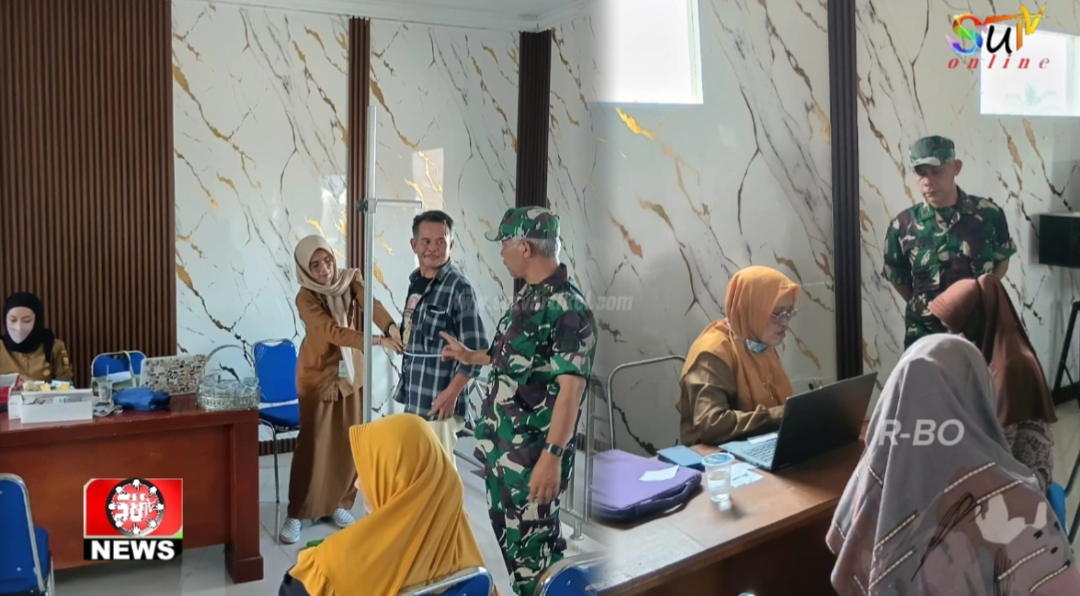 Babinsa Sukasari Dampingi Petugas Puskesmas Cek Kesehatan Warga Di balai Desa