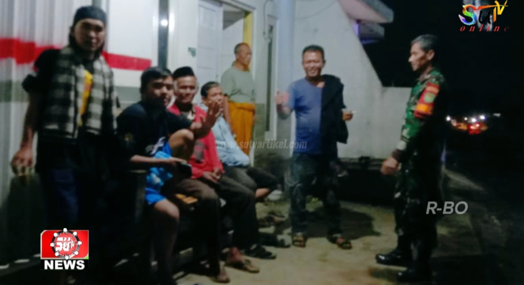 Malam Minggu, Babinsa Desa Mangkalaya Laksanakan Patroli Malam dan Siskamling Cegah Gangguan Kamtibmas