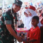 Dandim 0607/Kota Sukabumi Santuni Anak Yatim Piatu Usai Resmikan Jembatan Gantung PRIMA JANTAKE