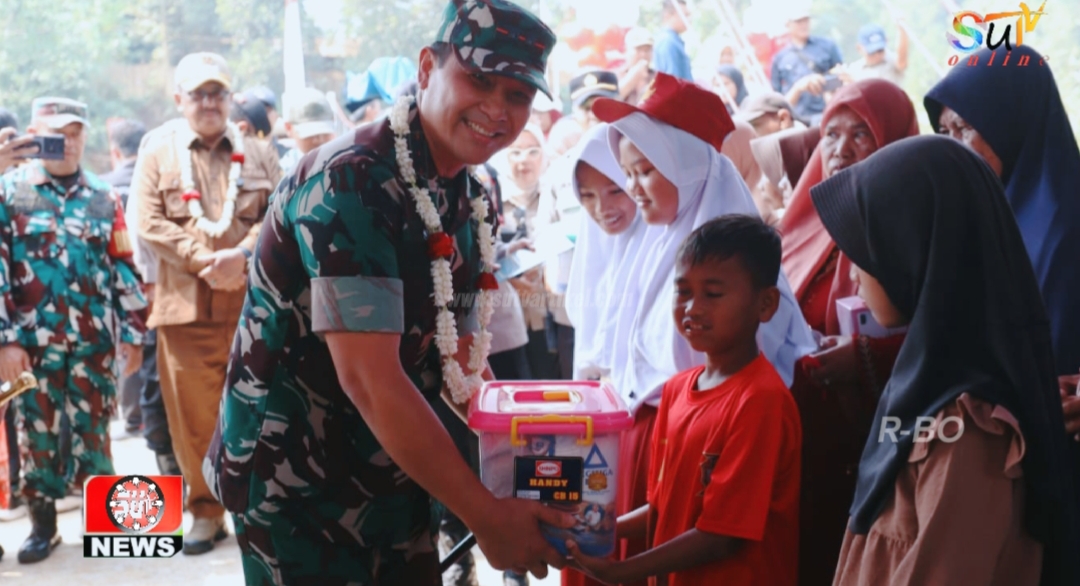 Dandim 0607/Kota Sukabumi Santuni Anak Yatim Piatu Usai Resmikan Jembatan Gantung PRIMA JANTAKE