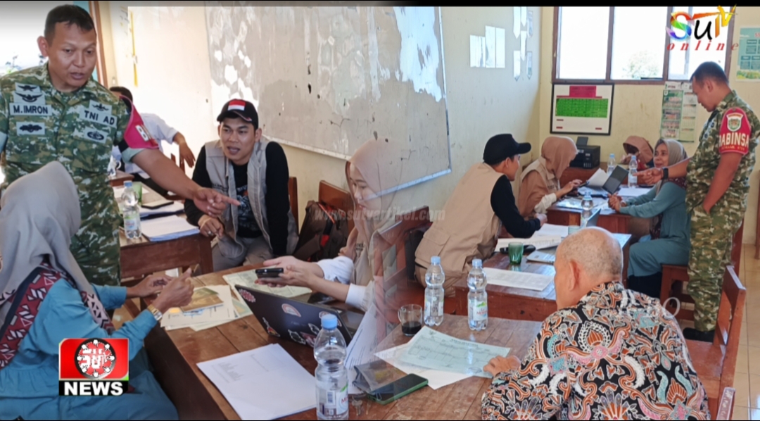 Babinsa Sukamaju Koramil 09/Cisaat Dampingi Warga Urus Adminduk, Sukseskan Program Gampil Desa Sukamaju