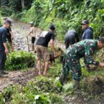 Babinsa Kebonmanggu Koramil 09/Cisaat Bersama Warga Gotong Royong Bersihkan Jalan Lingkungan