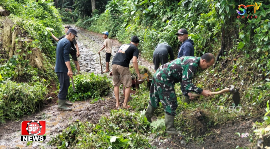Babinsa Kebonmanggu Koramil 09/Cisaat Bersama Warga Gotong Royong Bersihkan Jalan Lingkungan