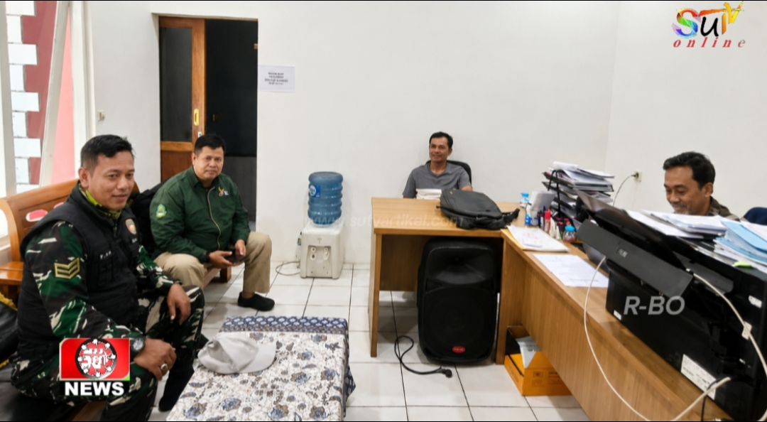 Babinsa Desa Cibatu Koramil 09/Cisaat Laksanakan Komsos Bersama Staf Desa dan Pendamping Desa di Cibatu
