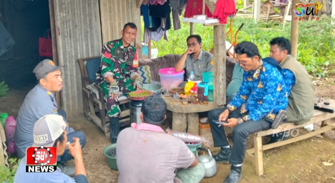 Babinsa Sukamantri Koramil 09/Cisaat dan PPL Bersinergi Lakukan Pendampingan Kelompok Tani
