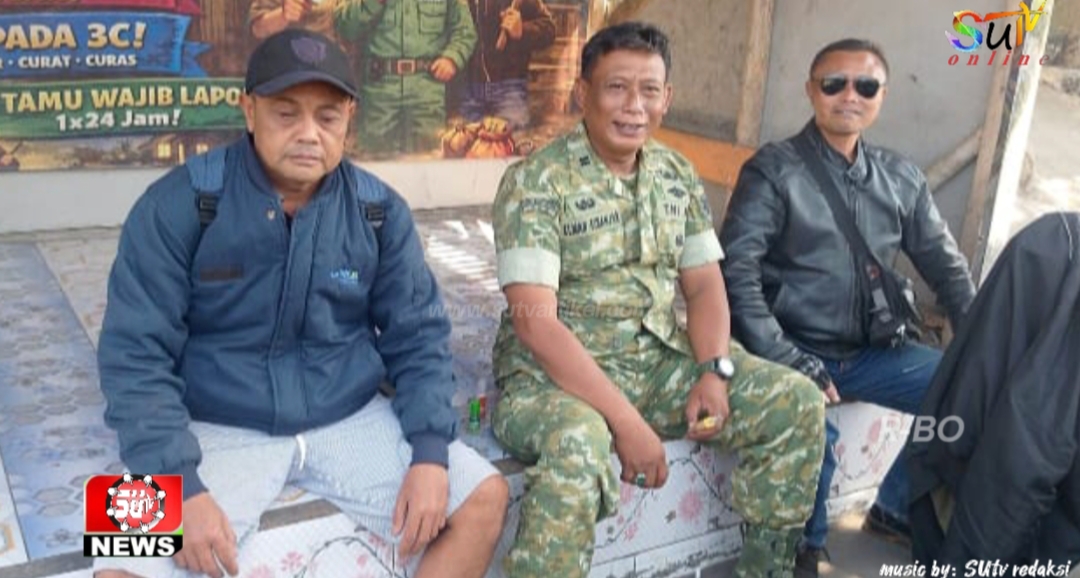 Jaga Keamanan Lingkungan, Babinsa Desa Citamiang Koramil 09/Cisaat Komsos Bersama Linmas dan Warga