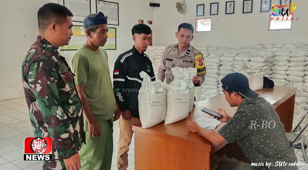 Babinsa Desa Cibolang Monitoring Pendistribusian Pembagian Beras Untuk Warga