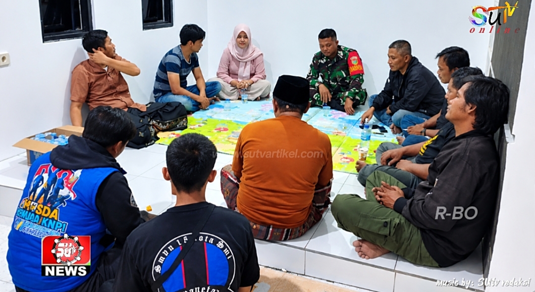 Babinsa Desa Sukaresmi Koramil 09/Cisaat Pererat Silaturahmi dan Komunikasi Sosial Bersama Warga