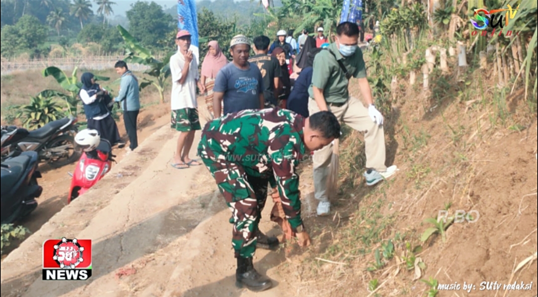 Karya Bakti Babinsa Sirnaresmi Bersama Kepala desa dan Warga Bersihkan Sampah dan Rumput Liar di Area Sungai Cimandiri