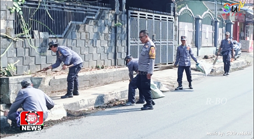 Dalam Rangka Hari Jadi Kabupaten Sukabumi Ke-156 Satlinmas Desa Cisaat Baksos Bersihkan Jalan Veteran
